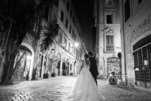Ritratto elegante della coppia davanti alla location del matrimonio" in centro a Roma