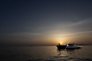 tramonto con sposi in barca a Capri