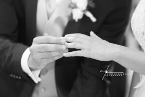 Dettaglio dell'anello di nozze sulla mano della sposa Fotografia Fabio Marcangeli