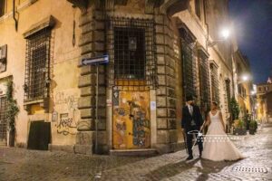 Roma di notte sposi tra le vie di Trastevere fotografo Matrimonio Fabio Marcangeli Roma