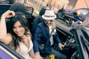 cappello da sposo e sposi in auto privata fotografo Matrimonio Fabio Marcangeli Roma